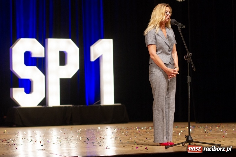 Zdjęcie w galerii na portalu naszraciborz.pl: Przed rozdaniem świadectw były dyplomy i wyróżnienia. Gala SP 1 w RCK wiadomości z regionu