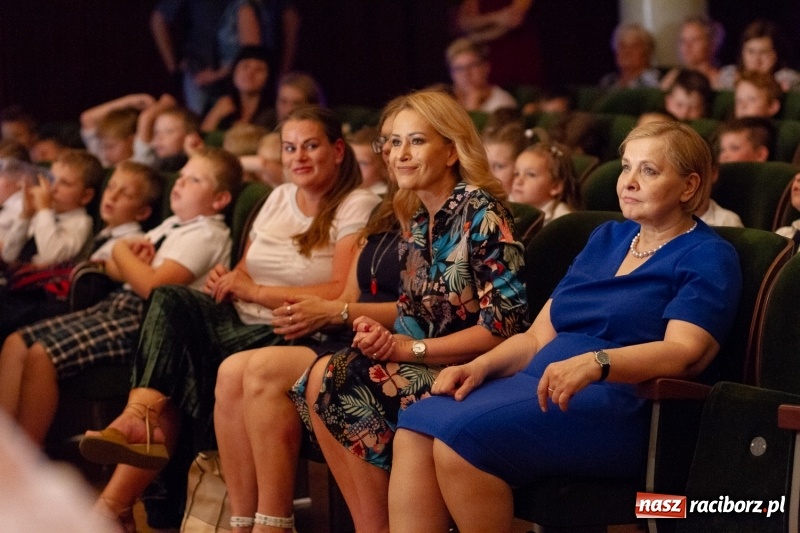 Zdjęcie w galerii na portalu naszraciborz.pl: Przed rozdaniem świadectw były dyplomy i wyróżnienia. Gala SP 1 w RCK wiadomości z regionu