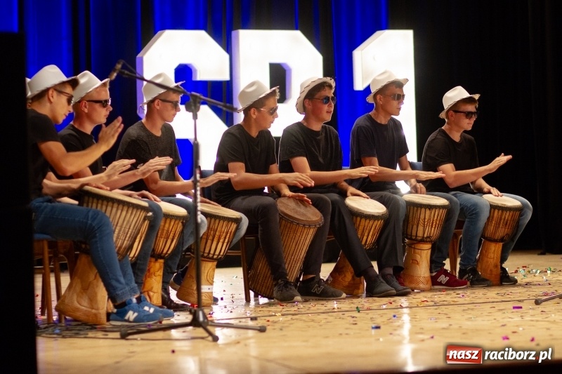 Zdjęcie w galerii na portalu naszraciborz.pl: Przed rozdaniem świadectw były dyplomy i wyróżnienia. Gala SP 1 w RCK wiadomości z regionu