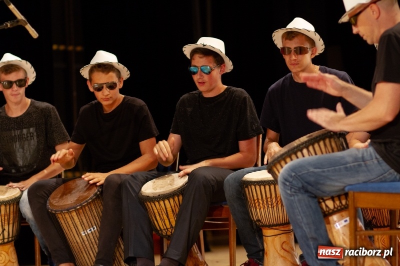 Zdjęcie w galerii na portalu naszraciborz.pl: Przed rozdaniem świadectw były dyplomy i wyróżnienia. Gala SP 1 w RCK wiadomości z regionu