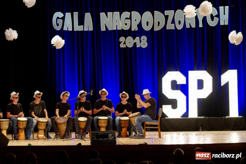 Zdjęcie w galerii na portalu naszraciborz.pl: Przed rozdaniem świadectw były dyplomy i wyróżnienia. Gala SP 1 w RCK wiadomości z regionu