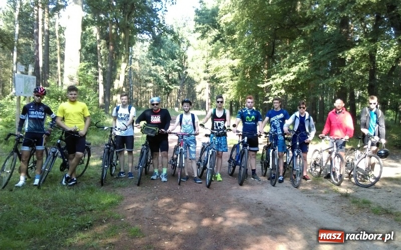 Zdjęcie w galerii na portalu naszraciborz.pl: Uczniowie szkoły w Kuźni na rowerowej wyprawie wiadomości z regionu