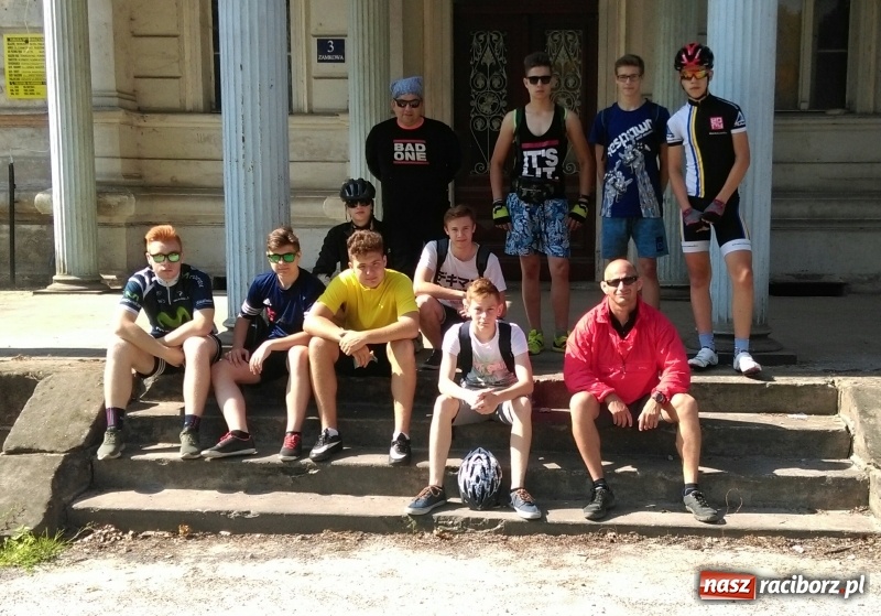 Zdjęcie w galerii na portalu naszraciborz.pl: Uczniowie szkoły w Kuźni na rowerowej wyprawie wiadomości z regionu