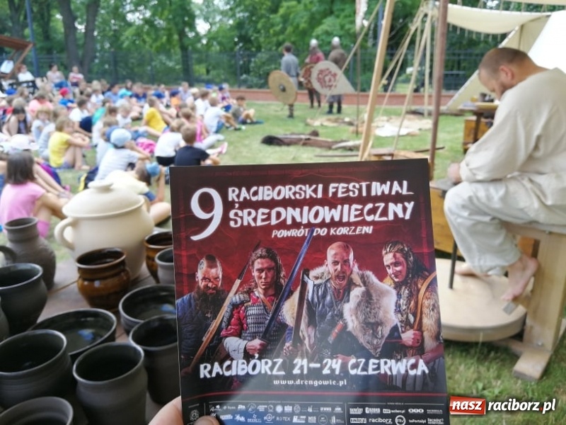 Zdjęcie w galerii na portalu naszraciborz.pl: Prelekcje historyczne dla dzieci w ramach Festiwalu Średniowiecznego wiadomości z regionu