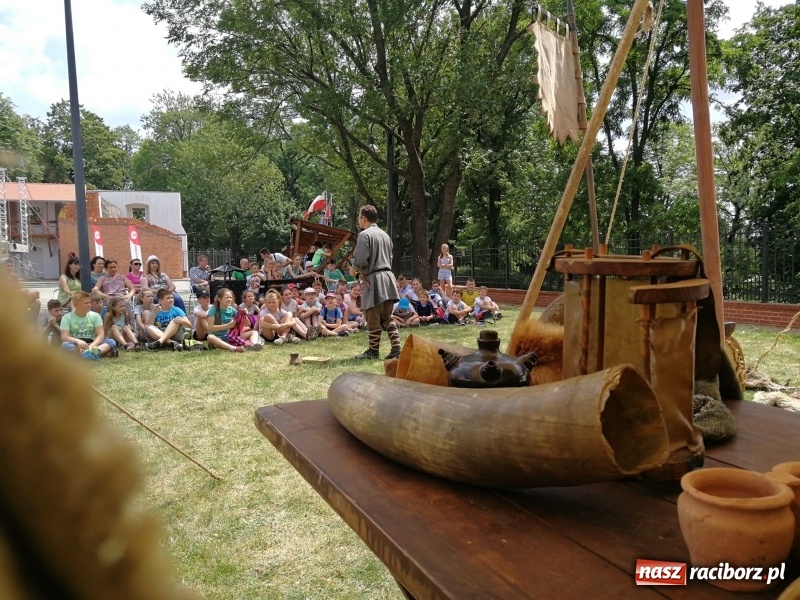 Zdjęcie w galerii na portalu naszraciborz.pl: Prelekcje historyczne dla dzieci w ramach Festiwalu Średniowiecznego wiadomości z regionu