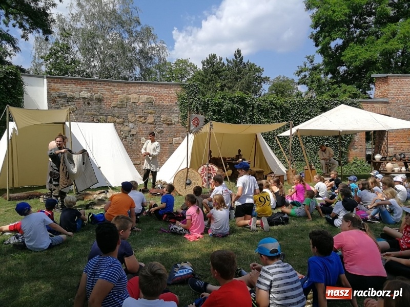 Zdjęcie w galerii na portalu naszraciborz.pl: Prelekcje historyczne dla dzieci w ramach Festiwalu Średniowiecznego wiadomości z regionu