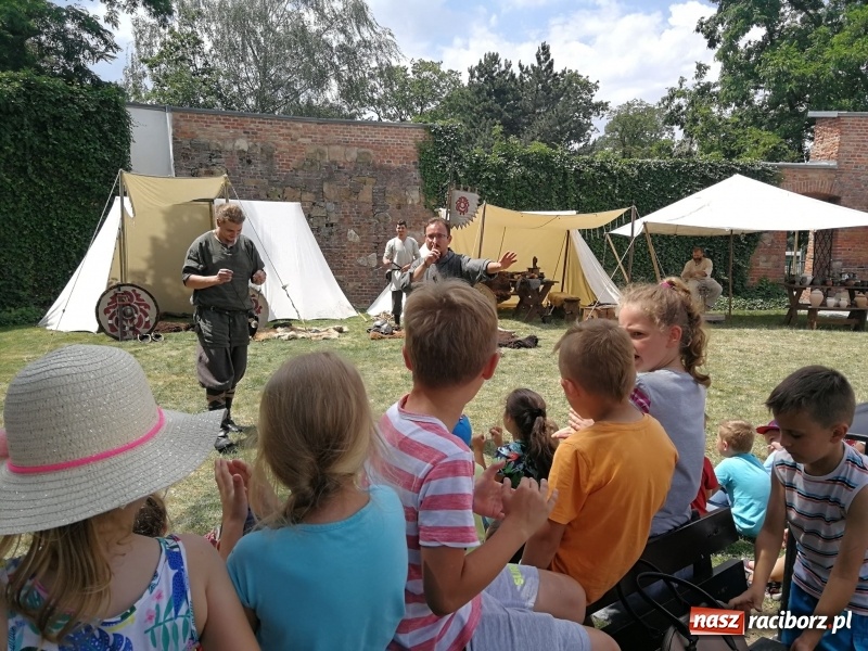 Zdjęcie w galerii na portalu naszraciborz.pl: Prelekcje historyczne dla dzieci w ramach Festiwalu Średniowiecznego wiadomości z regionu