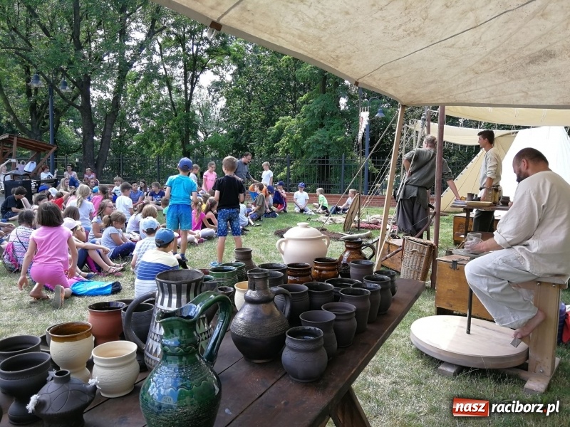 Zdjęcie w galerii na portalu naszraciborz.pl: Prelekcje historyczne dla dzieci w ramach Festiwalu Średniowiecznego wiadomości z regionu