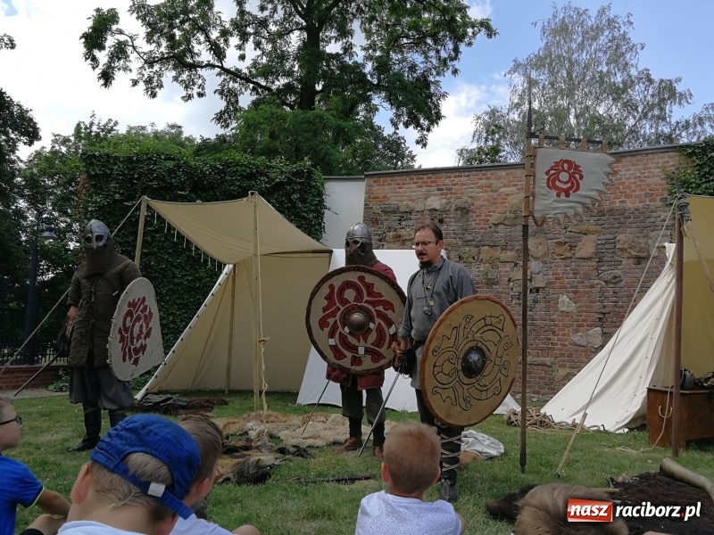 Zdjęcie w galerii na portalu naszraciborz.pl: Prelekcje historyczne dla dzieci w ramach Festiwalu Średniowiecznego wiadomości z regionu