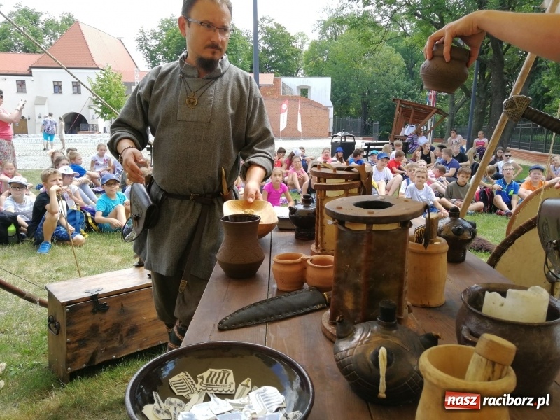 Zdjęcie w galerii na portalu naszraciborz.pl: Prelekcje historyczne dla dzieci w ramach Festiwalu Średniowiecznego wiadomości z regionu