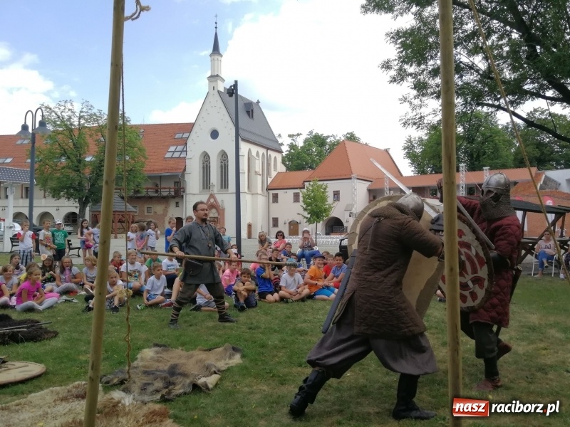 Zdjęcie w galerii na portalu naszraciborz.pl: Prelekcje historyczne dla dzieci w ramach Festiwalu Średniowiecznego wiadomości z regionu