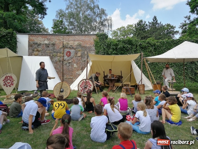 Zdjęcie w galerii na portalu naszraciborz.pl: Prelekcje historyczne dla dzieci w ramach Festiwalu Średniowiecznego wiadomości z regionu