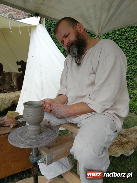 Zdjęcie w galerii na portalu naszraciborz.pl: Prelekcje historyczne dla dzieci w ramach Festiwalu Średniowiecznego wiadomości z regionu