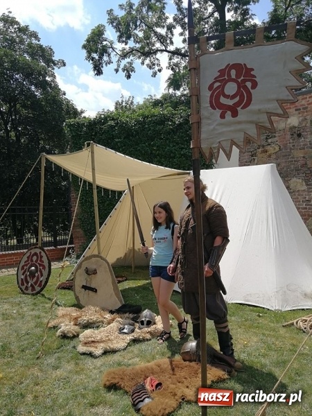 Zdjęcie w galerii na portalu naszraciborz.pl: Prelekcje historyczne dla dzieci w ramach Festiwalu Średniowiecznego wiadomości z regionu