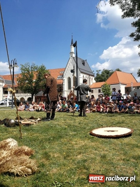 Zdjęcie w galerii na portalu naszraciborz.pl: Prelekcje historyczne dla dzieci w ramach Festiwalu Średniowiecznego wiadomości z regionu
