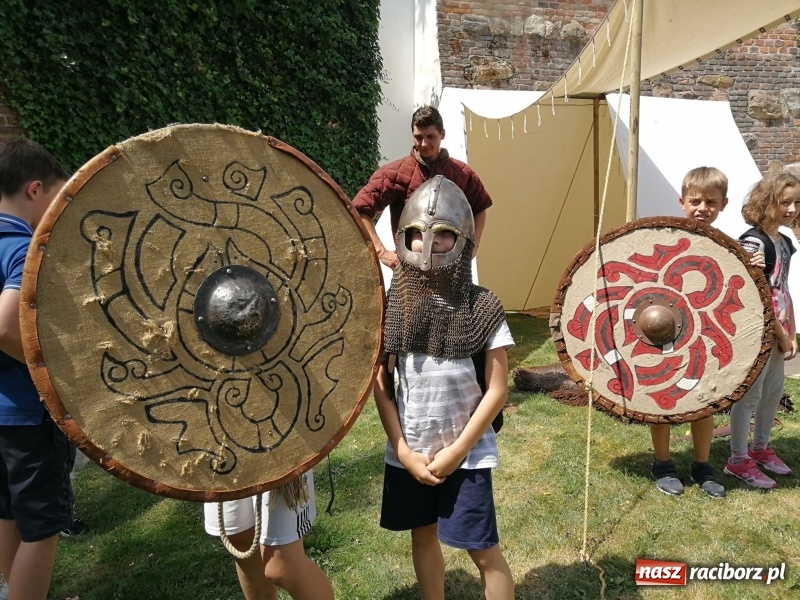 Zdjęcie w galerii na portalu naszraciborz.pl: Prelekcje historyczne dla dzieci w ramach Festiwalu Średniowiecznego wiadomości z regionu