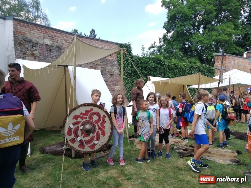 Zdjęcie w galerii na portalu naszraciborz.pl: Prelekcje historyczne dla dzieci w ramach Festiwalu Średniowiecznego wiadomości z regionu