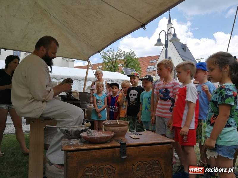 Zdjęcie w galerii na portalu naszraciborz.pl: Prelekcje historyczne dla dzieci w ramach Festiwalu Średniowiecznego wiadomości z regionu