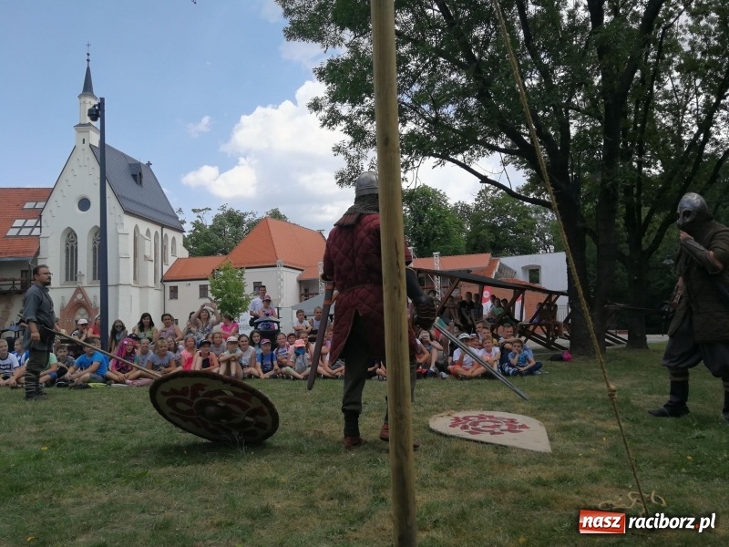Zdjęcie w galerii na portalu naszraciborz.pl: Prelekcje historyczne dla dzieci w ramach Festiwalu Średniowiecznego wiadomości z regionu