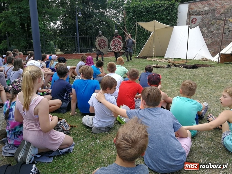 Zdjęcie w galerii na portalu naszraciborz.pl: Prelekcje historyczne dla dzieci w ramach Festiwalu Średniowiecznego wiadomości z regionu