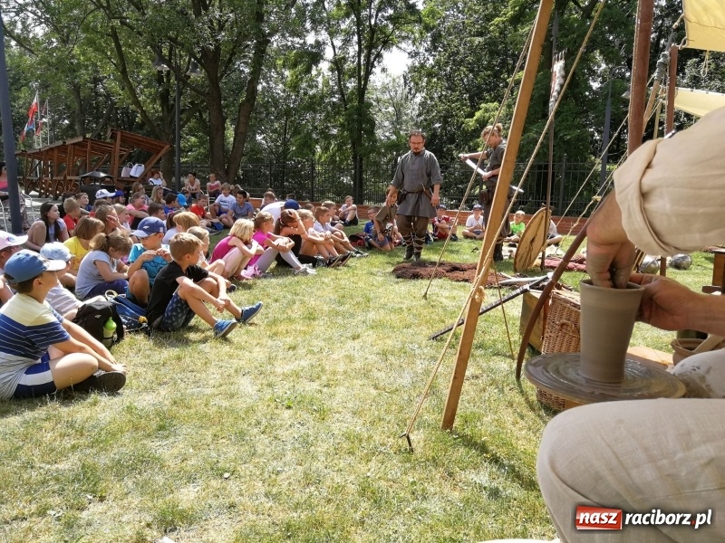Zdjęcie w galerii na portalu naszraciborz.pl: Prelekcje historyczne dla dzieci w ramach Festiwalu Średniowiecznego wiadomości z regionu