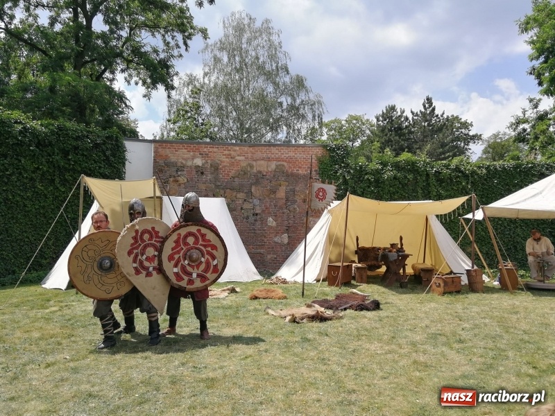 Zdjęcie w galerii na portalu naszraciborz.pl: Prelekcje historyczne dla dzieci w ramach Festiwalu Średniowiecznego wiadomości z regionu