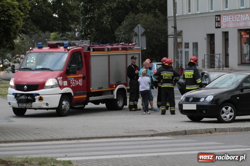 Zdjęcie w galerii na portalu naszraciborz.pl: Służby ostrzegają przed silnym wiatrem. Na opawskiej uszkodzone volvo  wiadomości z regionu
