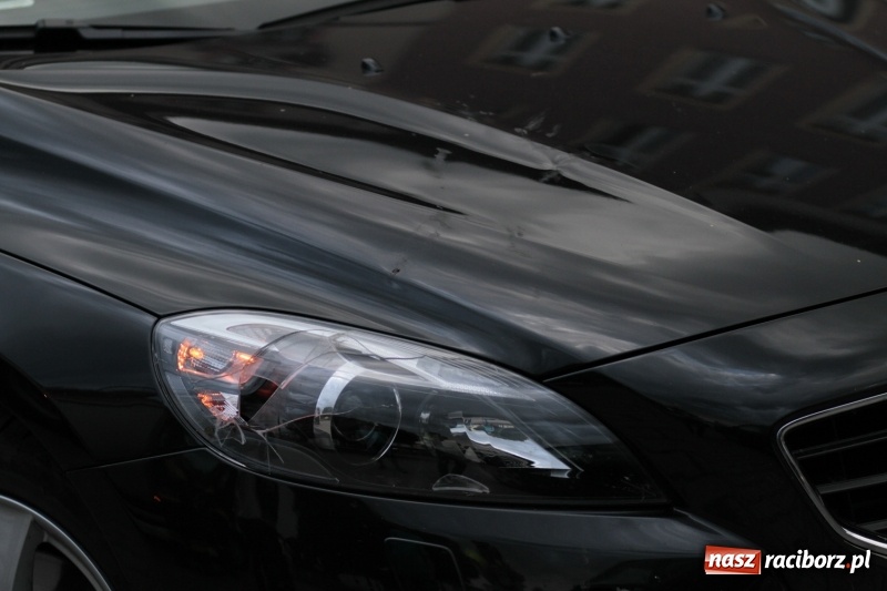 Zdjęcie w galerii na portalu naszraciborz.pl: Służby ostrzegają przed silnym wiatrem. Na opawskiej uszkodzone volvo  wiadomości z regionu