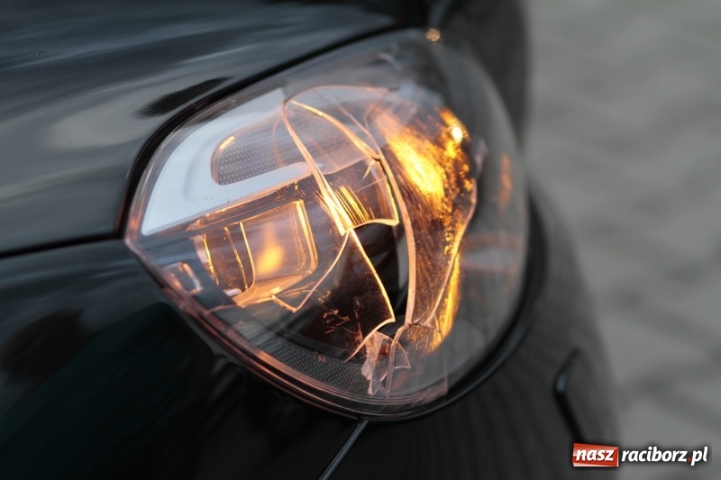 Zdjęcie w galerii na portalu naszraciborz.pl: Służby ostrzegają przed silnym wiatrem. Na opawskiej uszkodzone volvo  wiadomości z regionu