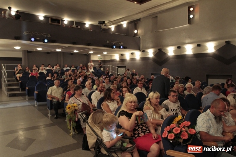 Zdjęcie w galerii na portalu naszraciborz.pl: Po naszymu dla niepodległej. Strzecha przepięknie zatańczyła na 100-lecie niepodległości  wiadomości z regionu