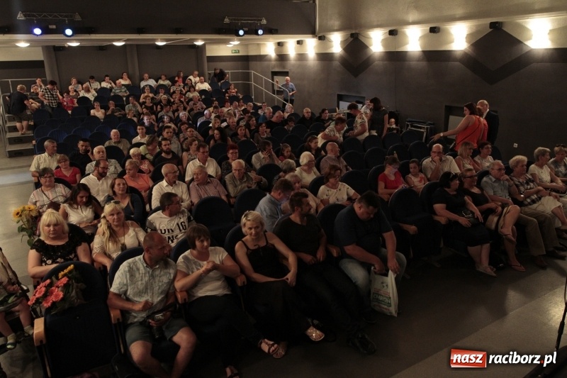 Zdjęcie w galerii na portalu naszraciborz.pl: Po naszymu dla niepodległej. Strzecha przepięknie zatańczyła na 100-lecie niepodległości  wiadomości z regionu