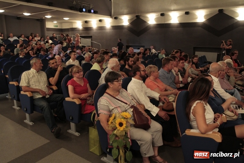 Zdjęcie w galerii na portalu naszraciborz.pl: Po naszymu dla niepodległej. Strzecha przepięknie zatańczyła na 100-lecie niepodległości  wiadomości z regionu