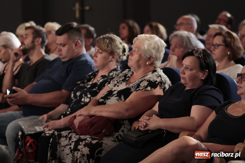 Zdjęcie w galerii na portalu naszraciborz.pl: Po naszymu dla niepodległej. Strzecha przepięknie zatańczyła na 100-lecie niepodległości  wiadomości z regionu