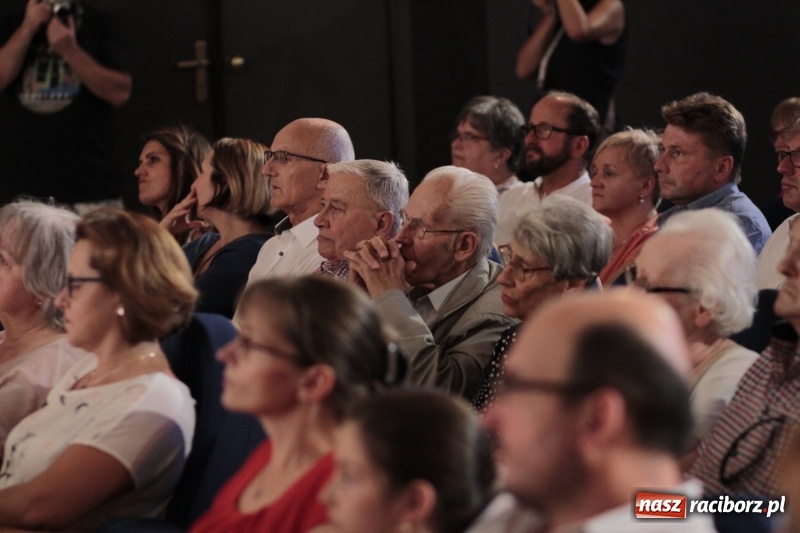 Zdjęcie w galerii na portalu naszraciborz.pl: Po naszymu dla niepodległej. Strzecha przepięknie zatańczyła na 100-lecie niepodległości  wiadomości z regionu