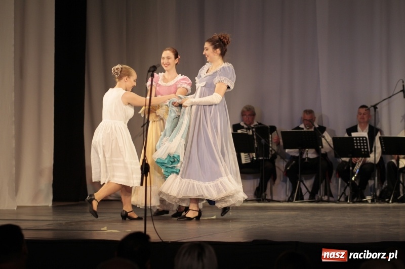 Zdjęcie w galerii na portalu naszraciborz.pl: Po naszymu dla niepodległej. Strzecha przepięknie zatańczyła na 100-lecie niepodległości  wiadomości z regionu