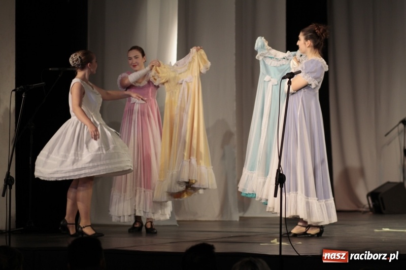 Zdjęcie w galerii na portalu naszraciborz.pl: Po naszymu dla niepodległej. Strzecha przepięknie zatańczyła na 100-lecie niepodległości  wiadomości z regionu