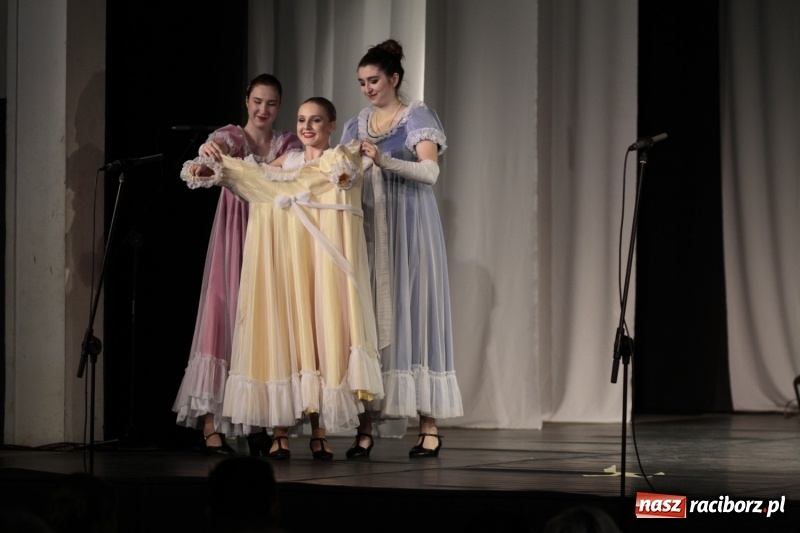 Zdjęcie w galerii na portalu naszraciborz.pl: Po naszymu dla niepodległej. Strzecha przepięknie zatańczyła na 100-lecie niepodległości  wiadomości z regionu