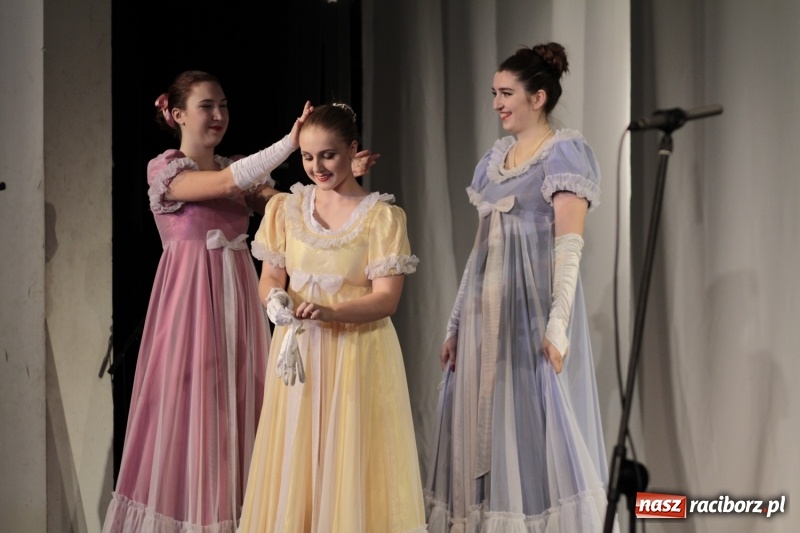 Zdjęcie w galerii na portalu naszraciborz.pl: Po naszymu dla niepodległej. Strzecha przepięknie zatańczyła na 100-lecie niepodległości  wiadomości z regionu