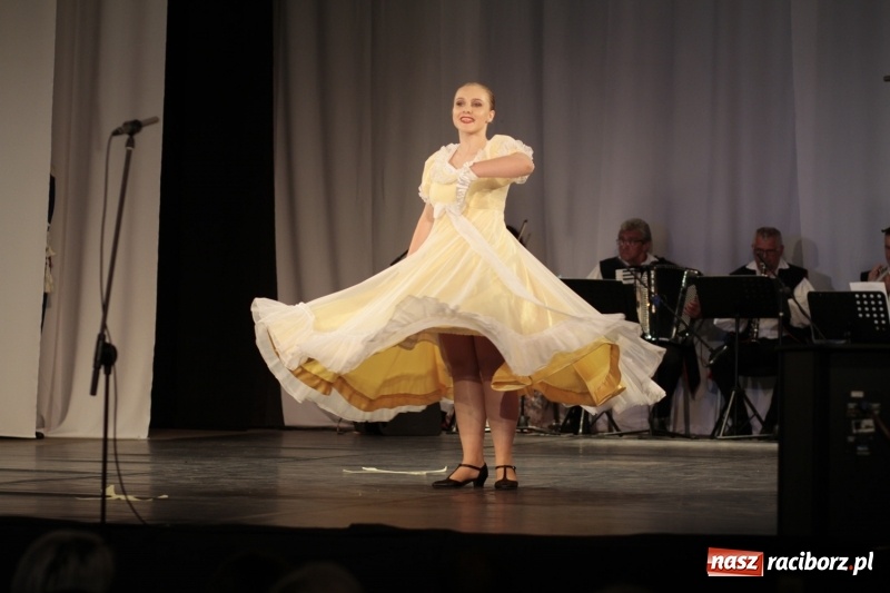 Zdjęcie w galerii na portalu naszraciborz.pl: Po naszymu dla niepodległej. Strzecha przepięknie zatańczyła na 100-lecie niepodległości  wiadomości z regionu