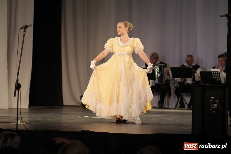 Zdjęcie w galerii na portalu naszraciborz.pl: Po naszymu dla niepodległej. Strzecha przepięknie zatańczyła na 100-lecie niepodległości  wiadomości z regionu