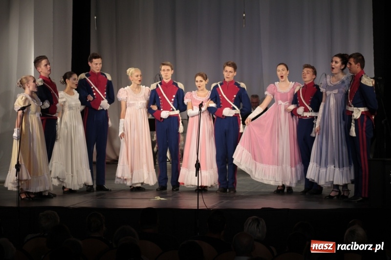 Zdjęcie w galerii na portalu naszraciborz.pl: Po naszymu dla niepodległej. Strzecha przepięknie zatańczyła na 100-lecie niepodległości  wiadomości z regionu