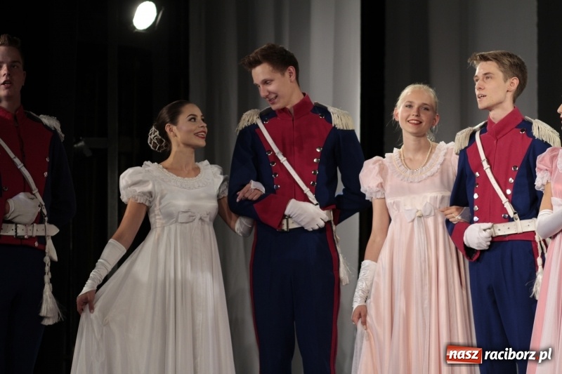 Zdjęcie w galerii na portalu naszraciborz.pl: Po naszymu dla niepodległej. Strzecha przepięknie zatańczyła na 100-lecie niepodległości  wiadomości z regionu