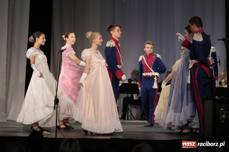 Zdjęcie w galerii na portalu naszraciborz.pl: Po naszymu dla niepodległej. Strzecha przepięknie zatańczyła na 100-lecie niepodległości  wiadomości z regionu