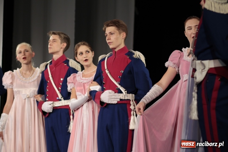 Zdjęcie w galerii na portalu naszraciborz.pl: Po naszymu dla niepodległej. Strzecha przepięknie zatańczyła na 100-lecie niepodległości  wiadomości z regionu