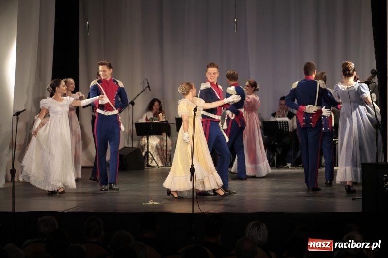 Zdjęcie w galerii na portalu naszraciborz.pl: Po naszymu dla niepodległej. Strzecha przepięknie zatańczyła na 100-lecie niepodległości  wiadomości z regionu