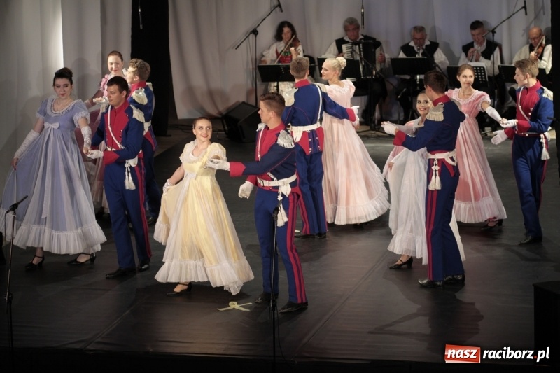 Zdjęcie w galerii na portalu naszraciborz.pl: Po naszymu dla niepodległej. Strzecha przepięknie zatańczyła na 100-lecie niepodległości  wiadomości z regionu