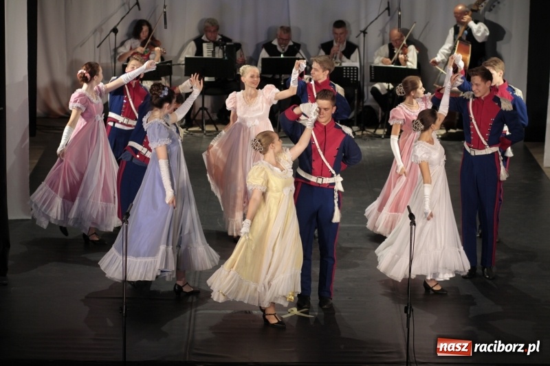 Zdjęcie w galerii na portalu naszraciborz.pl: Po naszymu dla niepodległej. Strzecha przepięknie zatańczyła na 100-lecie niepodległości  wiadomości z regionu