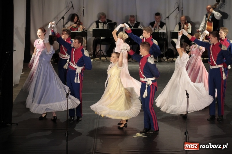 Zdjęcie w galerii na portalu naszraciborz.pl: Po naszymu dla niepodległej. Strzecha przepięknie zatańczyła na 100-lecie niepodległości  wiadomości z regionu