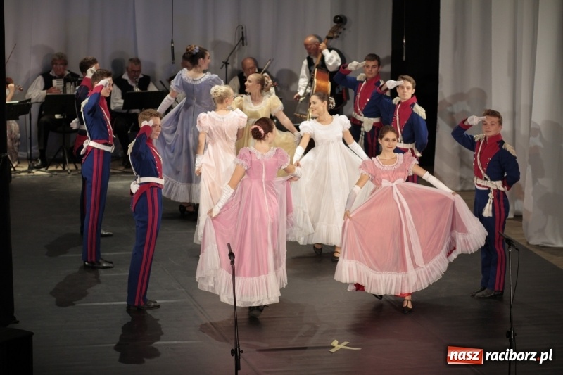 Zdjęcie w galerii na portalu naszraciborz.pl: Po naszymu dla niepodległej. Strzecha przepięknie zatańczyła na 100-lecie niepodległości  wiadomości z regionu