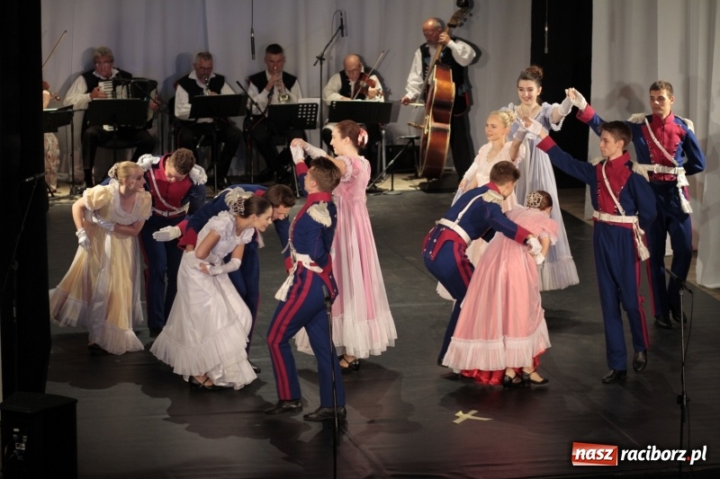 Zdjęcie w galerii na portalu naszraciborz.pl: Po naszymu dla niepodległej. Strzecha przepięknie zatańczyła na 100-lecie niepodległości  wiadomości z regionu